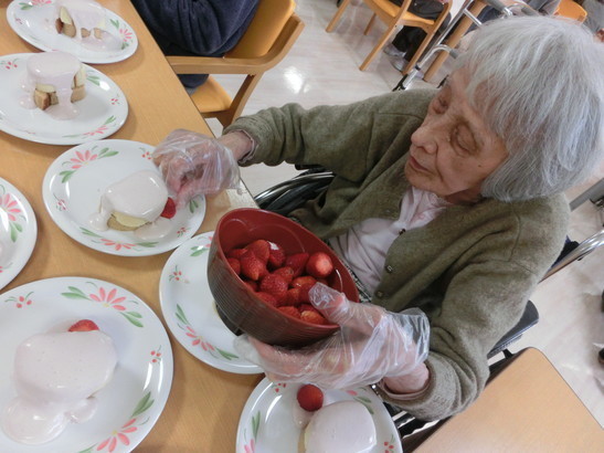 10 飾りの苺をお皿にのせましょう.jpg