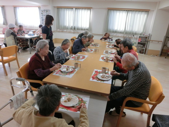 14 クリスマスソングを聞きながら、さあ、みんなでいただきまーす^0^.jpg