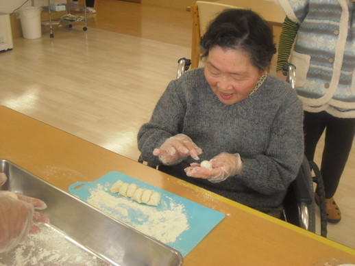 2.手のひらで均等にこねて、丸く丸く♪.jpg