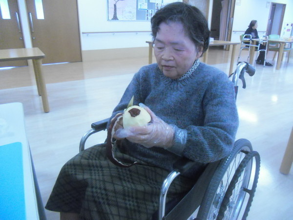 2 上手に皮、むきますよ.jpg