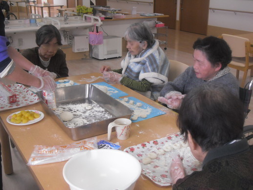 3.みなさんで協力して白玉作り。.jpg