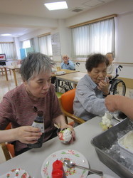 3.仕上げはソースで。.jpg