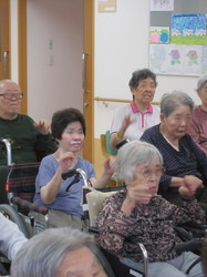 4 つづいては、歌に合わせながら体を動かしますよ.jpg