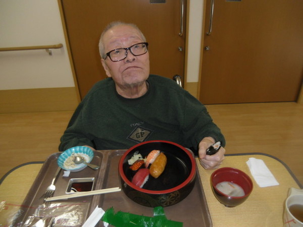 8 いつものごはんはおにぎり。今日は手巻き寿司をしっかり握ってパクリですね。.jpg