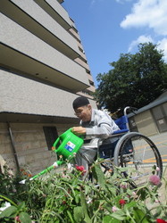 ①今日は、暑い中1階花壇にある花に水やりして下さいました。.jpg