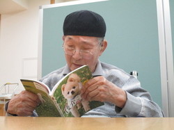 ③水やりの後は、1階にある地域交流スペースで読書です。.jpg