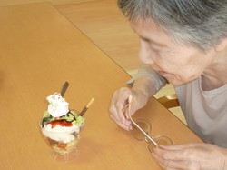 ⑤かわいいけどボリュームのあるパフェが見事できあがりました~。.jpg