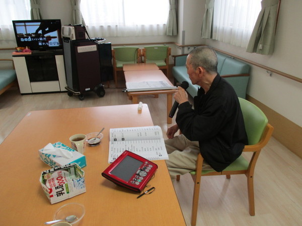 ⑧おやつそっちのけで大好きなカラオケに集中.jpg
