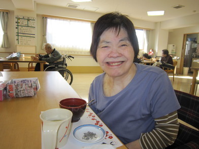 11美味しいものを食べると自然と笑顔になります.jpg